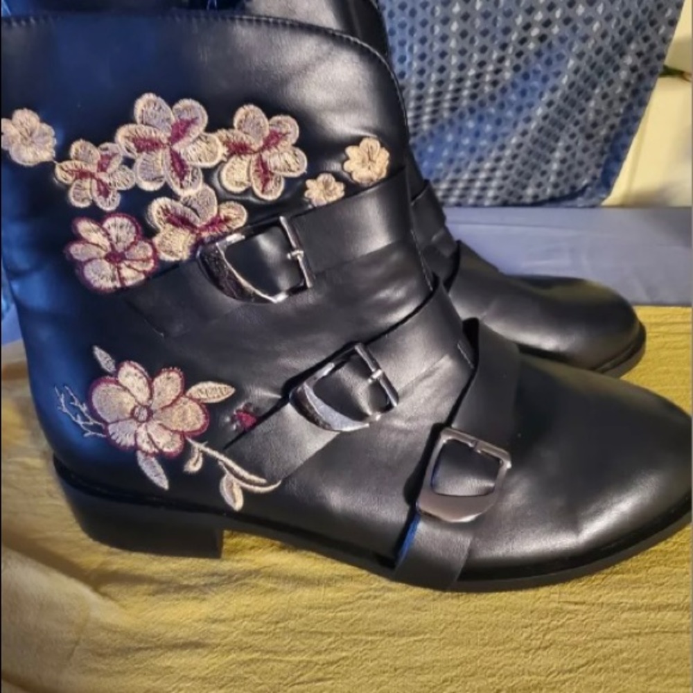 Women’s floral embroidered black boots w/ buckle